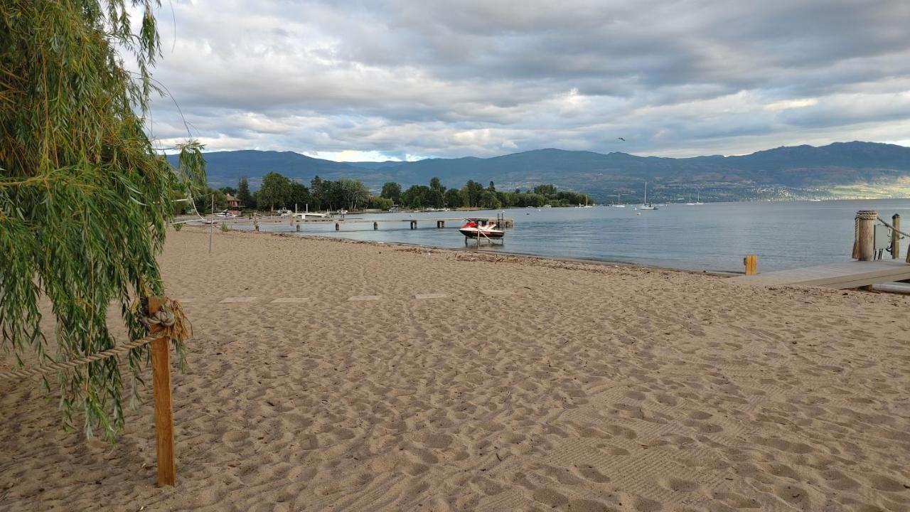 Beds By The Bridge Bed and Breakfast Kelowna Eksteriør billede