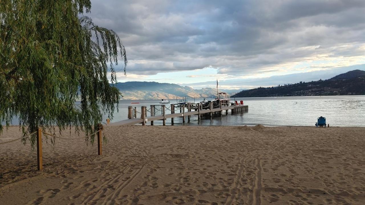 Beds By The Bridge Bed and Breakfast Kelowna Eksteriør billede