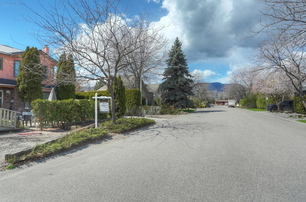 Beds By The Bridge Bed and Breakfast Kelowna Eksteriør billede